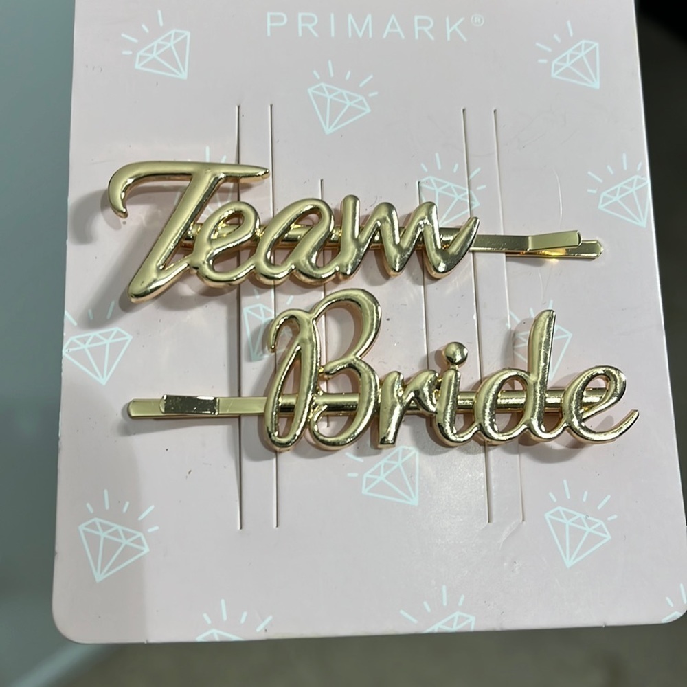 Primark 2-gold hair pins “Team Bride”.